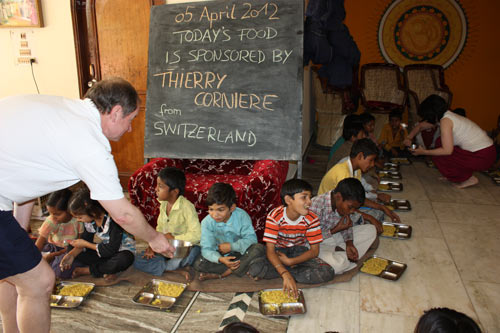 Jochen and Renate distributing lollipops
