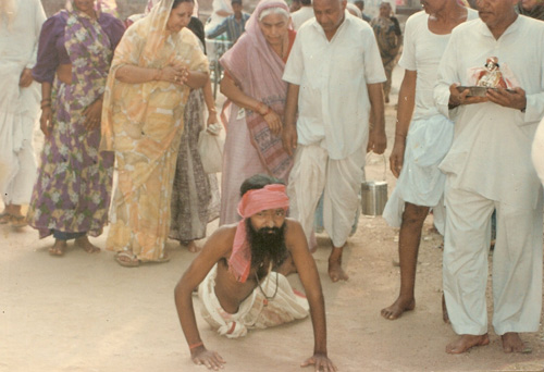 Doing the Parikrama in a crazy Time of religious Devotion