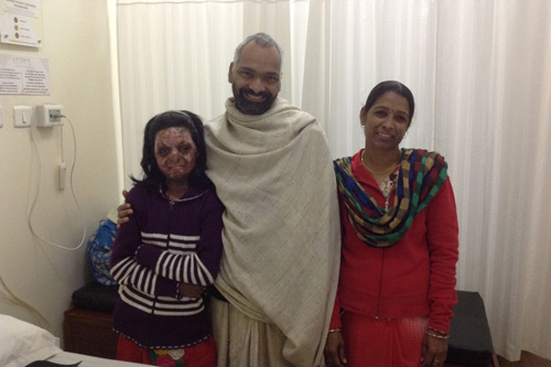 Monika, Swami Balendu and Reema in Hospital