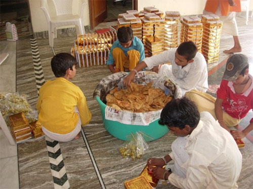 Distributing food